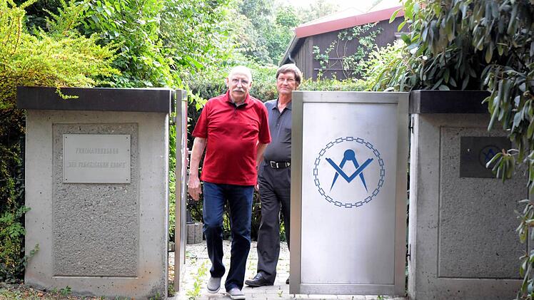 Rüdiger Hamisch und Gerhard Blümig öffnen das Tor der Coburger Loge.  Fotos: nat