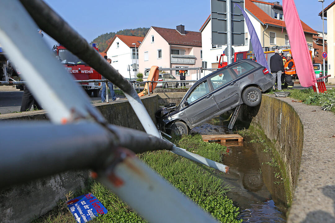 Auto landet im Bach