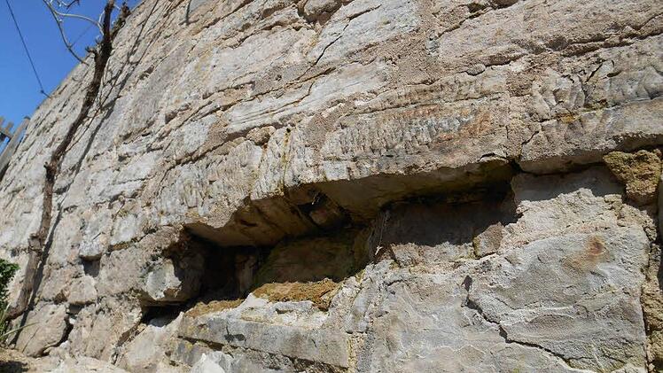 Regelrecht ausgebrochen ist die Mauer.Foto: Walter Hanslok