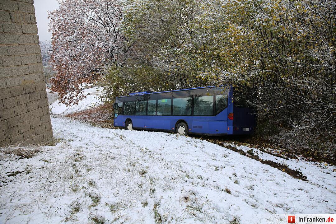Schulbusunglück bei erstem Schnee – Bus rutscht 300 Meter den Hang hinab – Kinder zum Glück keine im Bus