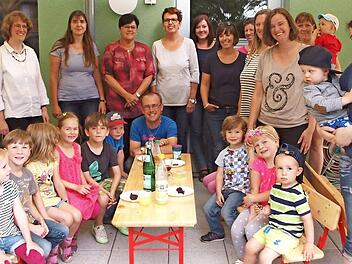Die Kinder im "Haus L&ouml;wenzahn" und das Tagesst&auml;tten-Team freuten sich &uuml;ber die vom Elternbeirat gespendeten Tischgarnituren. Foto: thi