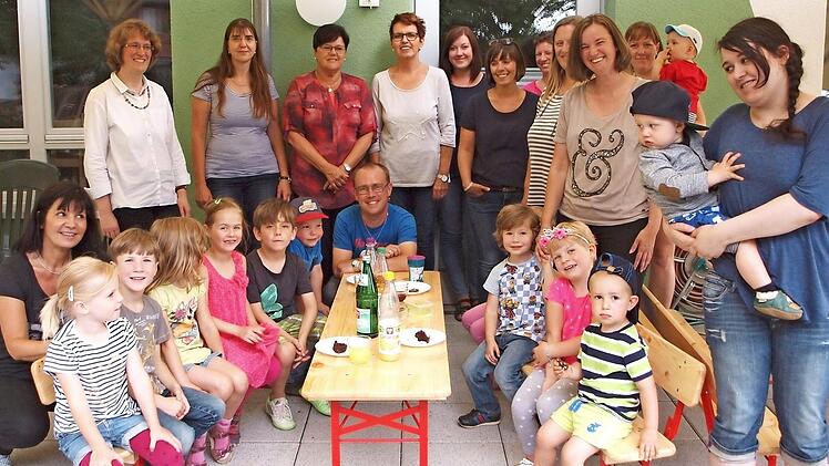 Die Kinder im "Haus L&ouml;wenzahn" und das Tagesst&auml;tten-Team freuten sich &uuml;ber die vom Elternbeirat gespendeten Tischgarnituren. Foto: thi