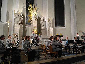 Das Heeresmusikkorps Kassel unter Leitung von Stabsfeldwebel Andreas Alschinger gab in der Brückenauer Stadtpfarrkirche ein Benefizkonzert. Stephanie Elm