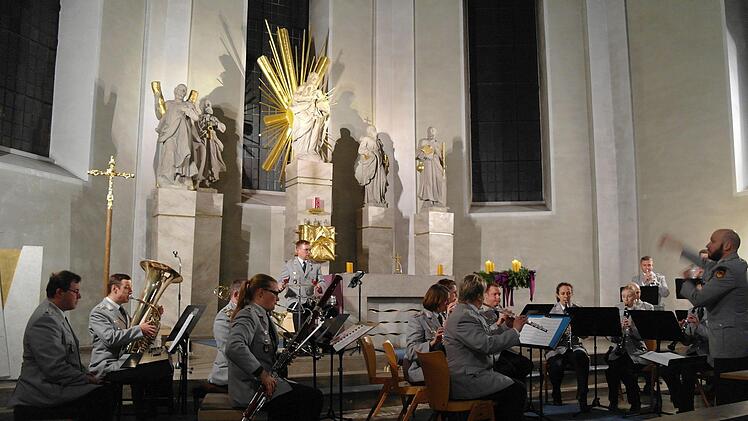 Das Heeresmusikkorps Kassel unter Leitung von Stabsfeldwebel Andreas Alschinger gab in der Brückenauer Stadtpfarrkirche ein Benefizkonzert. Stephanie Elm
