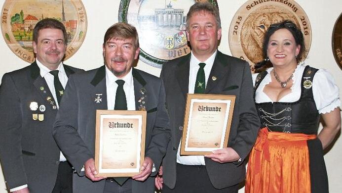 Schützenmeister Frank Reißmann (links) und die neue Vorsitzende Claudia Kober (rechts) überreichten den neuen Ehrenmitgliedern Robert Eichhorn (2. v. li.) und Thomas Heublein (2. v. re.) die Ernennungsurkunden.