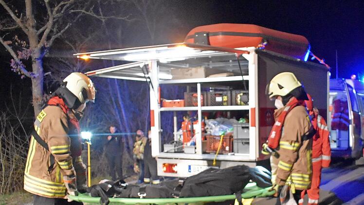 Einsatzkr&auml;fte von Wasserwacht und Feuerwehr trainierten gemeinsam bei einer &Uuml;bung am Rhein-Main-Donau-Kanal f&uuml;r den Ernstfall.