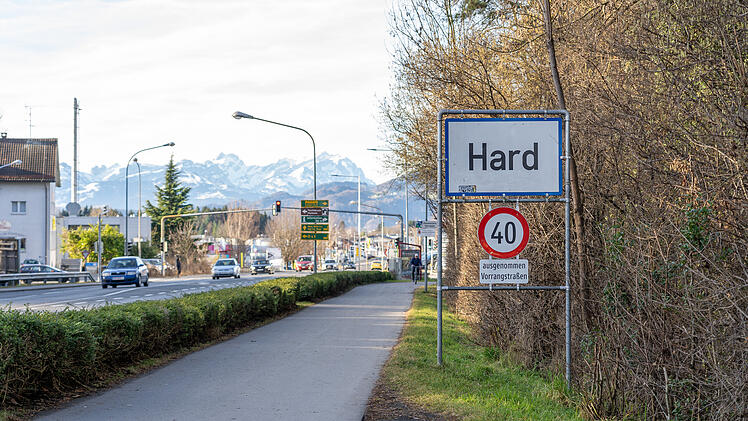 Hard &Ouml;sterreich Bodensee Grenzregion Deutschland Grenze Wegweiser Stra&szlig;enschild AusgenommenVorrangstra&szlig;e Vorrangstra&szlig;e Vorfahrt Verkehrsregeln Autourlaub Europa Roadtrip Bu&szlig;geld Ausland Kontrolle Polizei Zusatzschild Beschilderung Missverst&auml;ndnis Regeln lesen Tempo Tempolimit Ortsverkehr Nebenstra&szlig;e Durchfahrt Reiseplanung Navi Routenplanung Autofahren Urlaub Mietwagen Sicherheit Fahrweise &Ouml;sterreichurlaub Grenzverkehr Regelwissen Parkplatz Parken