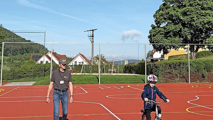 Die Kinder trainieren ihre F&auml;higkeiten auf dem Fahrrad.
