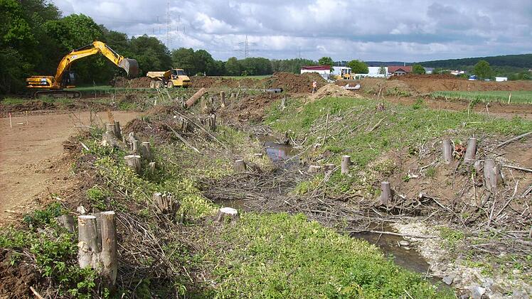 Der Seierbach sieht harmlos aus, birgt aber wegen seines Einzugsbereiches ein großes Hochwasser-Gefahrenpotenzial. Fotos: Hans Werner Penning