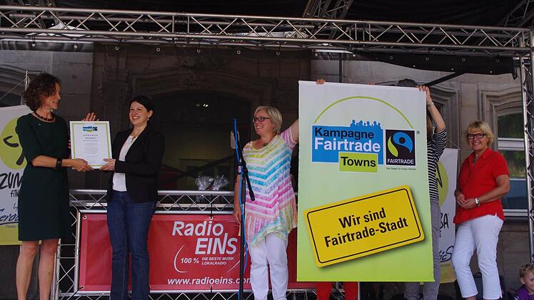 Zweite Bürgermeisterin Angela Hofmann nimmt aus den Händen von Hannah Rüther die Ernennungsurkunde entgegen. Mit im Bild ist Nicole Julien-Mann von der Steuerungsgruppe. Foto: Heike Schülein