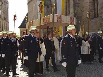 In der Mitte der Monstranz wird zum Zeichen der Gegenwart Christi die Hostie gezeigt.