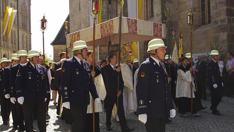 In der Mitte der Monstranz wird zum Zeichen der Gegenwart Christi die Hostie gezeigt.