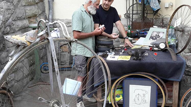 Fahrradexperten im Fachgespräch: Christian Vontobel (links) aus der Schweiz tauscht beim Teilemarkt seine langjährigen Erfahrungen mit dem Gütersloher Markus Beer aus. Foto: Rolf Pralle