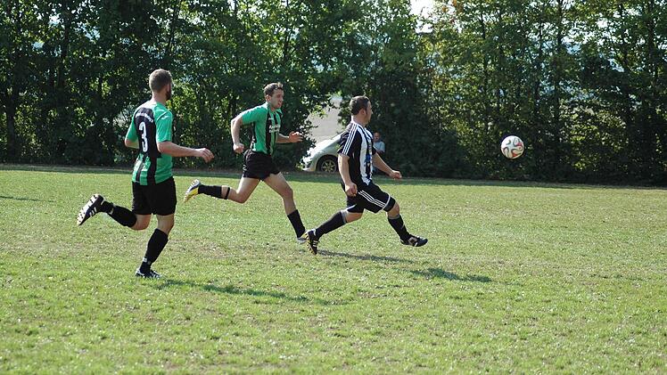 Markus Metz lupft den Ball zum 2:0 für Albertshausen in die Maschen. Foto: Sebastian Schmitt