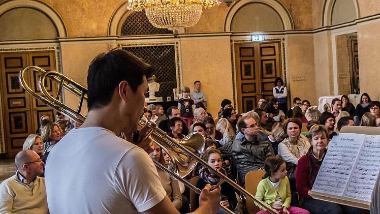 Das Philharmonische Blechbläserquintett des Landestheaters begeisterte beim"Concert for Kids" im Spiegelsaal. Foto: Jochen Berger