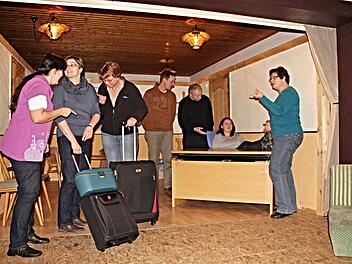 Szene aus einer Probe der Theatergruppe Fischbach. Auf dem Foto von links: Anita Seemann, Michaela Horn, Martina Bach, Christian Bach, Dieter Hunger, Sandra Berthel und Sieglinde Bühling.  Foto: Helmut Will