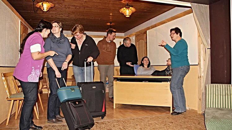 Szene aus einer Probe der Theatergruppe Fischbach. Auf dem Foto von links: Anita Seemann, Michaela Horn, Martina Bach, Christian Bach, Dieter Hunger, Sandra Berthel und Sieglinde Bühling.  Foto: Helmut Will