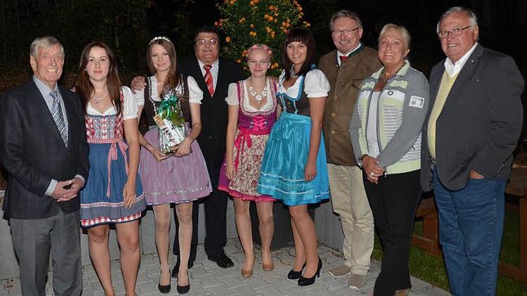 Die Vorstandschaft der AG Markt Pressig freut sich über die neue Weinkönigin mit ihren Prinzessinnen. Von links Hermann Vetter (Ehrenbürger von Pressig), die bisherige Weinkönigin Laura Fritsch, die neue Weinkönigin Theresa Tumbach, Wolfgang Förtsch (Vorsitzender AG und 2. Bürgermeister), die Prinzessinnen Luisa Neubauer und Lea Fehn, Bürgermeister Hans Pietz, Anita Swiduruk (Vorstandsmitglied und Marktgemeinderätin), Hans Michel (Schatzmeister). Foto: K.- H. Hofmann