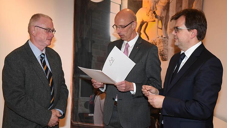 Während es Schweinsbergs Part war, die Urkunden zu verlesen. . . Foto: Ronald Rinklef