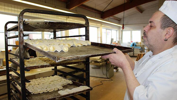 Bei Bäckermeister Mario Schneider in Zeitlofs wird noch alles mit der Hand gebacken. Foto: Julia Raab