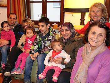 Mitglieder des Euerdorfer Helferkreises unterhalten sich mit Familie Alnader. Fotos: Ralf Ruppert