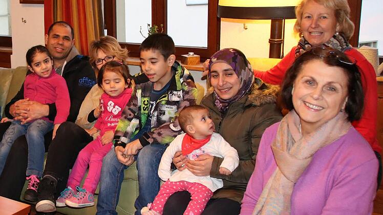 Mitglieder des Euerdorfer Helferkreises unterhalten sich mit Familie Alnader. Fotos: Ralf Ruppert