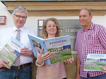 Bürgermeister Rüdiger Gerst (links), Barbara Spies und Hans-Dieter Ruß zeigen die brandneue Ortschronik von Kemmern. Foto: Marion Krüger-Hundrup