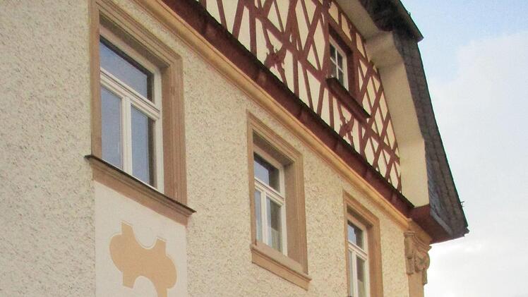 Der Hirschkopf an der beigen Fassade des Stadtsteinacher Forstamts ist kein Deko-Element aus der Kitschkiste, sondern befindet sich dort auf ausdrückliche königliche Anordnung: Bayerische Ämter durften nämlich nicht weiß gestrichen sein, da sie so das Volk blenden würden, und es musste ein Element angebracht werden, das die amtliche Funktion des Gebäudes verdeutlicht. Foto: Klaus Klaschka