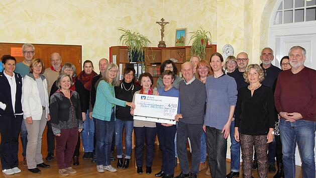 Die Gesangs- und Instrumentalgruppe GuIG übergab die Spendeneinnahmen aus ihren Konzerten an die "Frederic - Hilfe für Peru".  Foto: Burkhard Oschmann