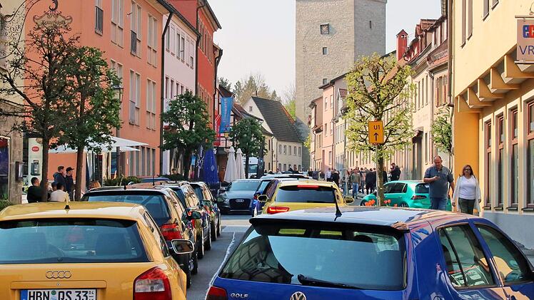 Überall parkten und fuhren am Sonntag GTIs und wurden von den Fans bestaunt. Foto: Dieter Britz