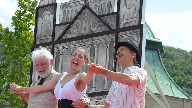 Wenn Professor Higgins, Eliza Doolittle und Mr. Piercing über die Bühne tanzen, ist die Leichtigkeit des Seins zu spüren. Foto: Isolde Krapf