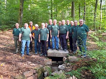 Das Kohlemeilerteam Schwärzelbach hat die Laibachquelle saniert. Foto: Andreas Füller