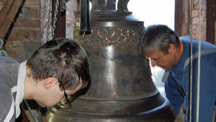 Beim Einbau der Glocke.