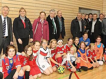 Die Kreisräte der CSU mit Schülern und Lehrern in der neuen Sporthalle Foto: privat