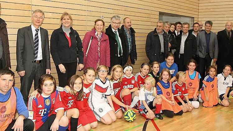 Die Kreisräte der CSU mit Schülern und Lehrern in der neuen Sporthalle Foto: privat