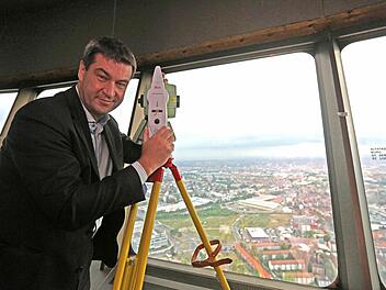 Finanzminister Markus Söder schaute beim ersten Besichtigungs-Wochenende auf dem Fernmeldeturm im Juni 2015 ins Nürnberger Land. Auch am 5. September wird er wieder droben sein. Foto: News5 / Herse