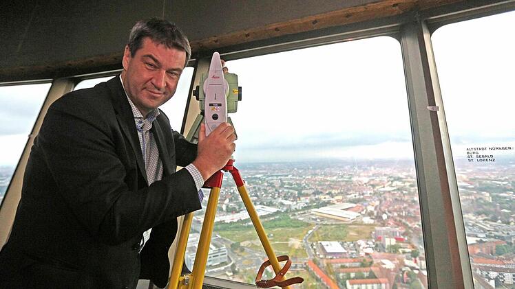 Finanzminister Markus Söder schaute beim ersten Besichtigungs-Wochenende auf dem Fernmeldeturm im Juni 2015 ins Nürnberger Land. Auch am 5. September wird er wieder droben sein. Foto: News5 / Herse