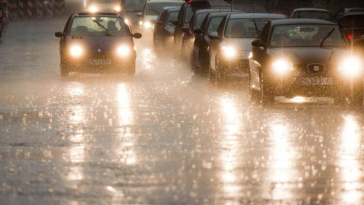 Wegen nichtangepasster Geschwindigkeit bei Starkregen krachte es auf der Autobahn viermal. Symbolfoto: Julian Stratenschulte/dpa