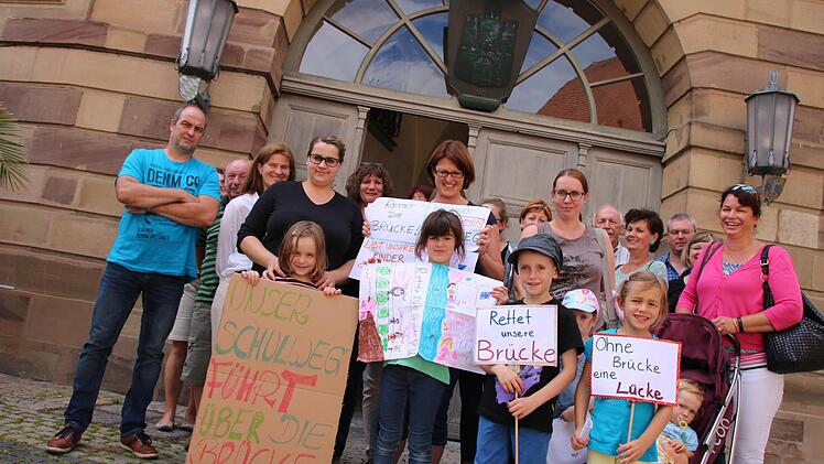 Viele kreative Plakate haben die Kinder aus Arnshausen gemalt, um für ihre Brücke im Brühl zu kämpfen. Fotos: Ralf Ruppert