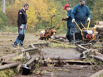 Mit einer Gleisschraubmaschine lösen die Arbeiter die Schrauben, mit denen Schienen und Schwellen zusammengehalten werden. Foto: Ulrike Müller