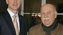 Den Goldenen Meisterbrief überreichte Ziegler (links) an Hans-Georg Häfner. Foto: Sabine Weinbeer