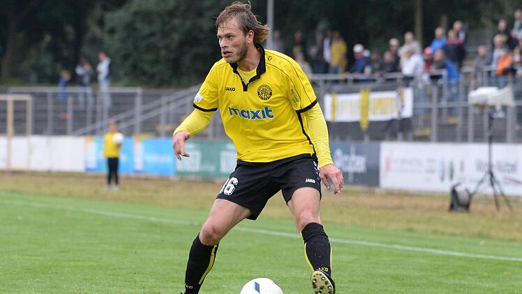 Kristian B&ouml;hnlein (-21): Am 20. Spieltag der Regionalliga Bayern gastiert die SpVgg Oberfranken Bayreuth in Garching. Das Spiel an dem kalten November-Samstag ist lange ausgeglichen, bis sich Kristian B&ouml;hnlein ein Herz fasst, von rechts in den Strafraum zieht und mit einem wuchtigen Schuss in den linken Winkel dem Garchinger Keeper keine Chance l&auml;sst. Durch das Tor des 26-J&auml;hrigen gewann Bayreuth mit 2:1 - es war sein f&uuml;nfter Treffer in der laufenden Saison. Der geb&uuml;rtige Kronacher spielte un...