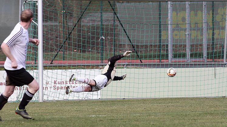 Das 1:0 durch den TSVler Henrik Holley; Torwart Klaus Pröls (ASV) kann dem Ball nur noch hinterher fliegen
