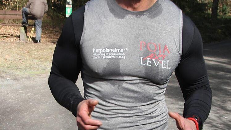 Ob wie hier kürzlich beim Sponsorlauf für den Trimm-Dich-Pfad oder im brandneuen eigenen Studio - Poja Mahdiyeh lebt für Sport und will diese Begeisterung auch an andere vermitteln. Foto: Sonny Adam