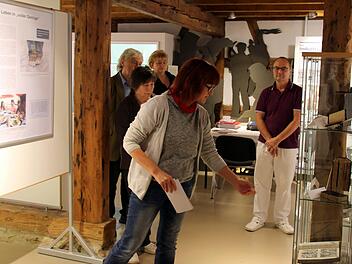 Noch bis zum 1. November ist im Zweiländermuseum Rodachtal die Sonderausstellung "Von der Freiheit eines Christenmenschen" zu sehen. Katrin Schlefke führte interessierte Touristiker der Region durch die Ausstellung und erläuterte deren Konzeption. Foto: Bettina Knauth