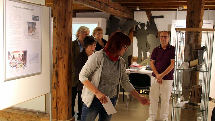 Noch bis zum 1. November ist im Zweiländermuseum Rodachtal die Sonderausstellung "Von der Freiheit eines Christenmenschen" zu sehen. Katrin Schlefke führte interessierte Touristiker der Region durch die Ausstellung und erläuterte deren Konzeption. Foto: Bettina Knauth