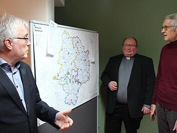 Vor der Karte mit der neuen Struktur mit den drei pastoralen Räumen, von links: Dekanatsreferent Günter Schnitt, Dekan Stefan Gessner und Dekanatsrat Alfred Neugebauer.  Klaus Schmitt