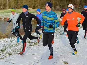 Das Topteam des LSC H&ouml;chstadt traf sich mit einigen Neuzug&auml;ngen zu einem Wintertraining in H&ouml;chstadt. V. li.: Theo Schell, Brian Weisheit, Martin Weinl&auml;nder, Niklas B&uuml;hner, Niklas Buchholz, Bernhard Weinl&auml;nder, Florian Lang und Christian Amon  Foto: Picturedreams