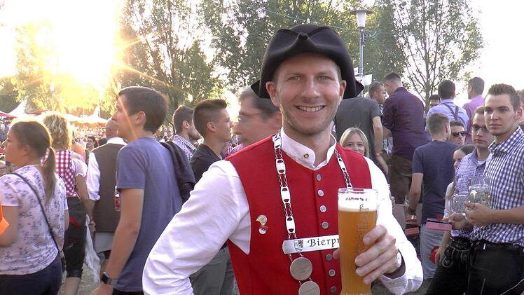 Ein Mann, der seine Präsentationspflichten höchst gewissenhaft wahrnimmt:  Bierprinz Sebastian Gocker fühlte sich sichtlich wohl auf dem Weinfest.