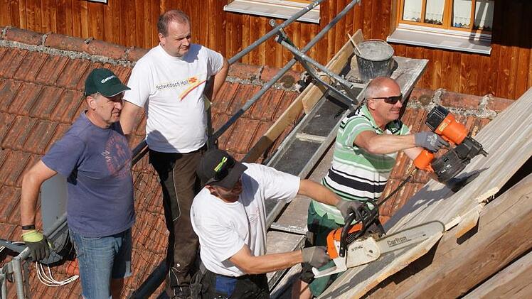 Viele freiwillige Helfer haben die Arbeit an der Friesener Dorfscheune vorangetrieben. Fotos: Heinz Schmidt
